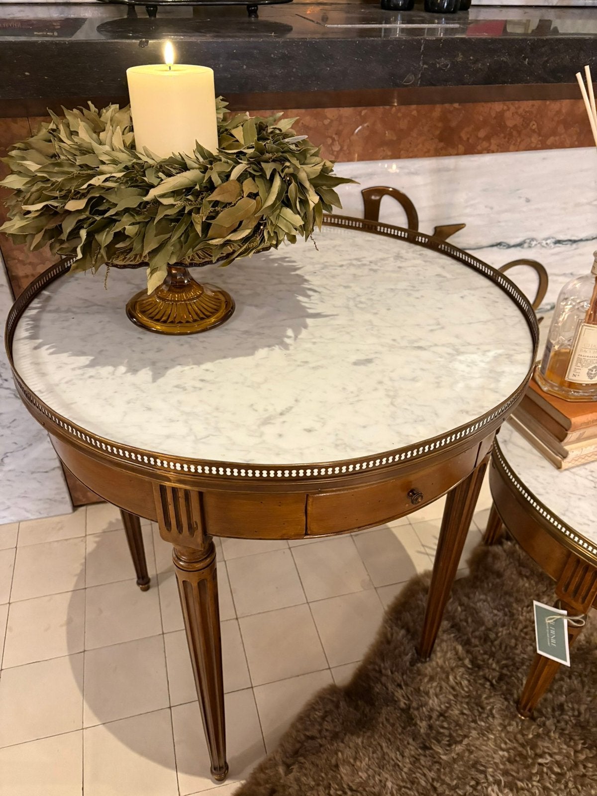 Antieke ronde bijzettafel met marmer blad, nesting tables, Ophalen