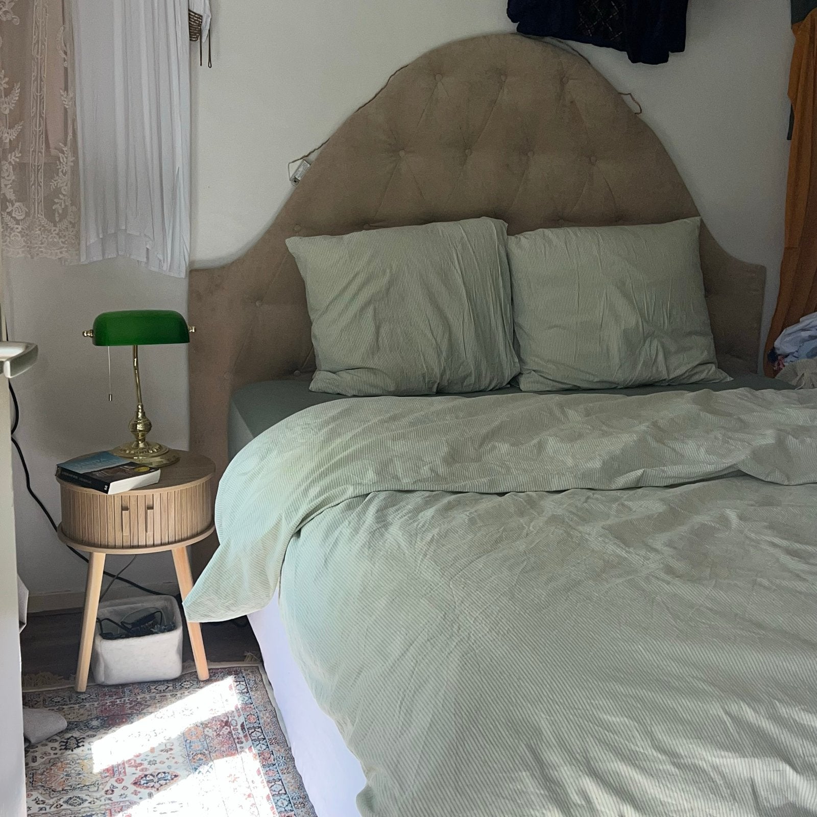 Tweepersoonsbed met gestoffeerd hoofdbord, Huis en Inrichting, Slaapkamer | Bedden, Ophalen, Beige, Tweepersoons, Zo goed als nieuw