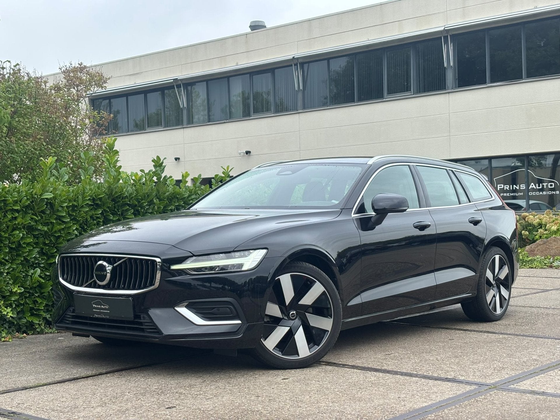Volvo V60 2.0 B3 Plus Dark |MEMORY|H/K|ELEK.TREKHAAK|KEYLESS, Dealer onderhouden, 4 cilinders, 1969 cc, 1634 kg