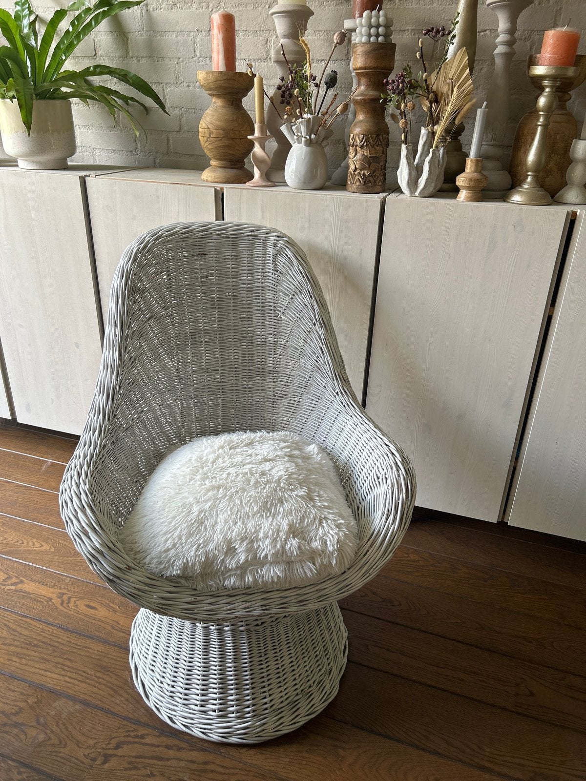 Witte rotan brocante stoel met kussen, Ophalen, Wit, Riet of Rotan, Zo goed als nieuw