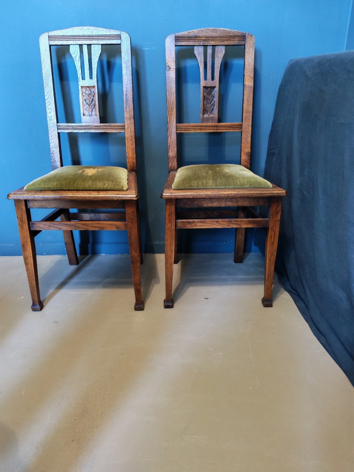 Antieke stoel met versleten groene stoffering, Antiek en Kunst, Ophalen