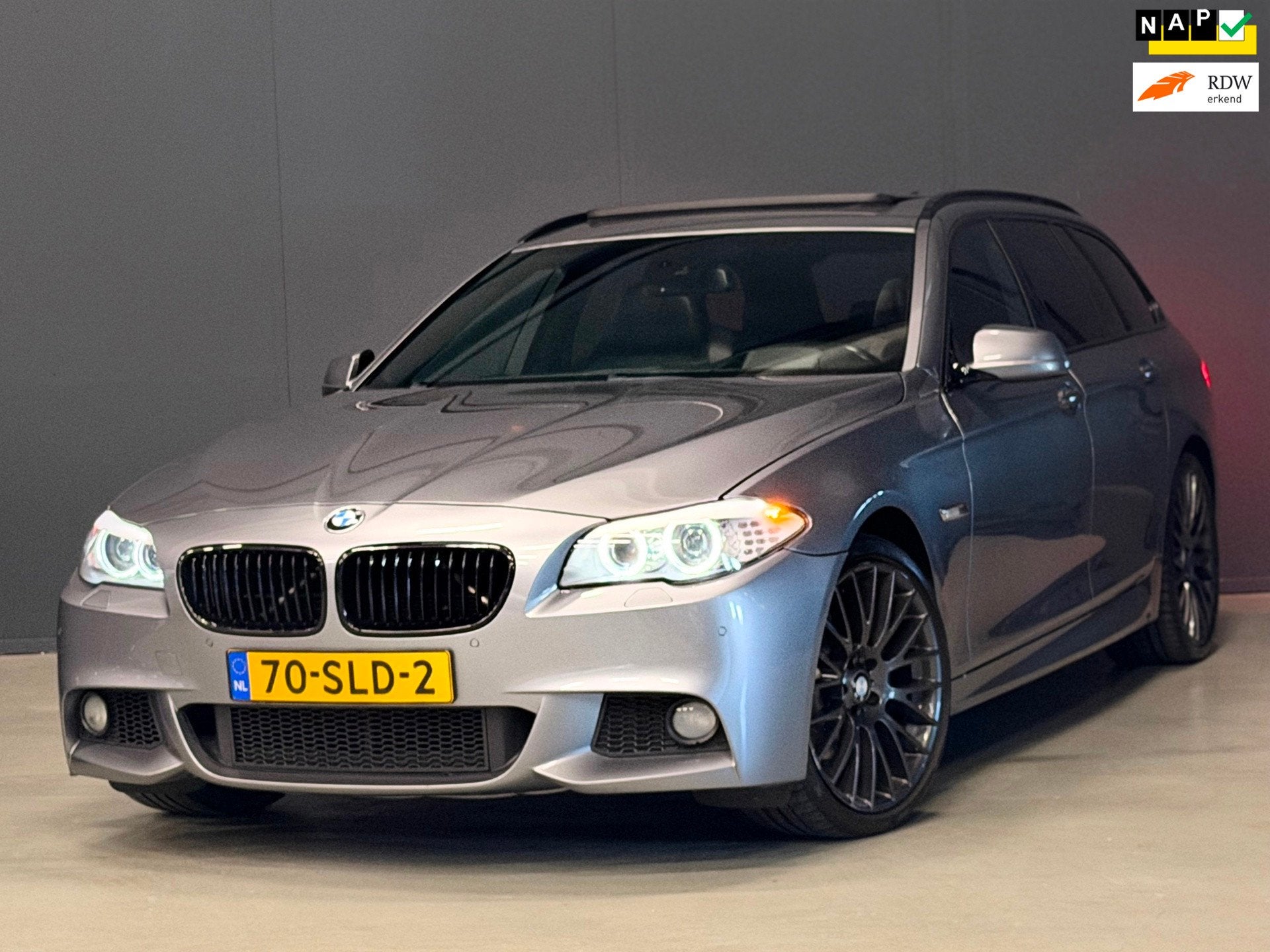 BMW 5-serie Touring 520i High Executive M-PAKKET PANO/MEMORY, Achterwielaandrijving, Gebruikt, Zwart, 4 cilinders