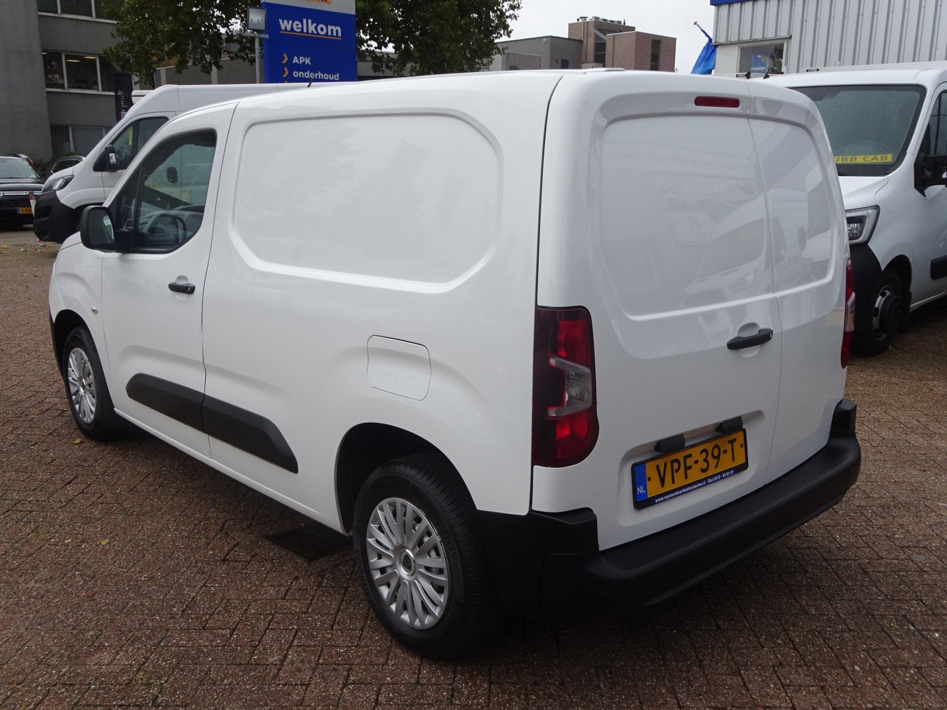 Peugeot Partner 1.2 PureTech Pro BENZINE AIRCO NAVI CRUISE C, Voorwielaandrijving, Dealer onderhouden, 1199 cc, Wit