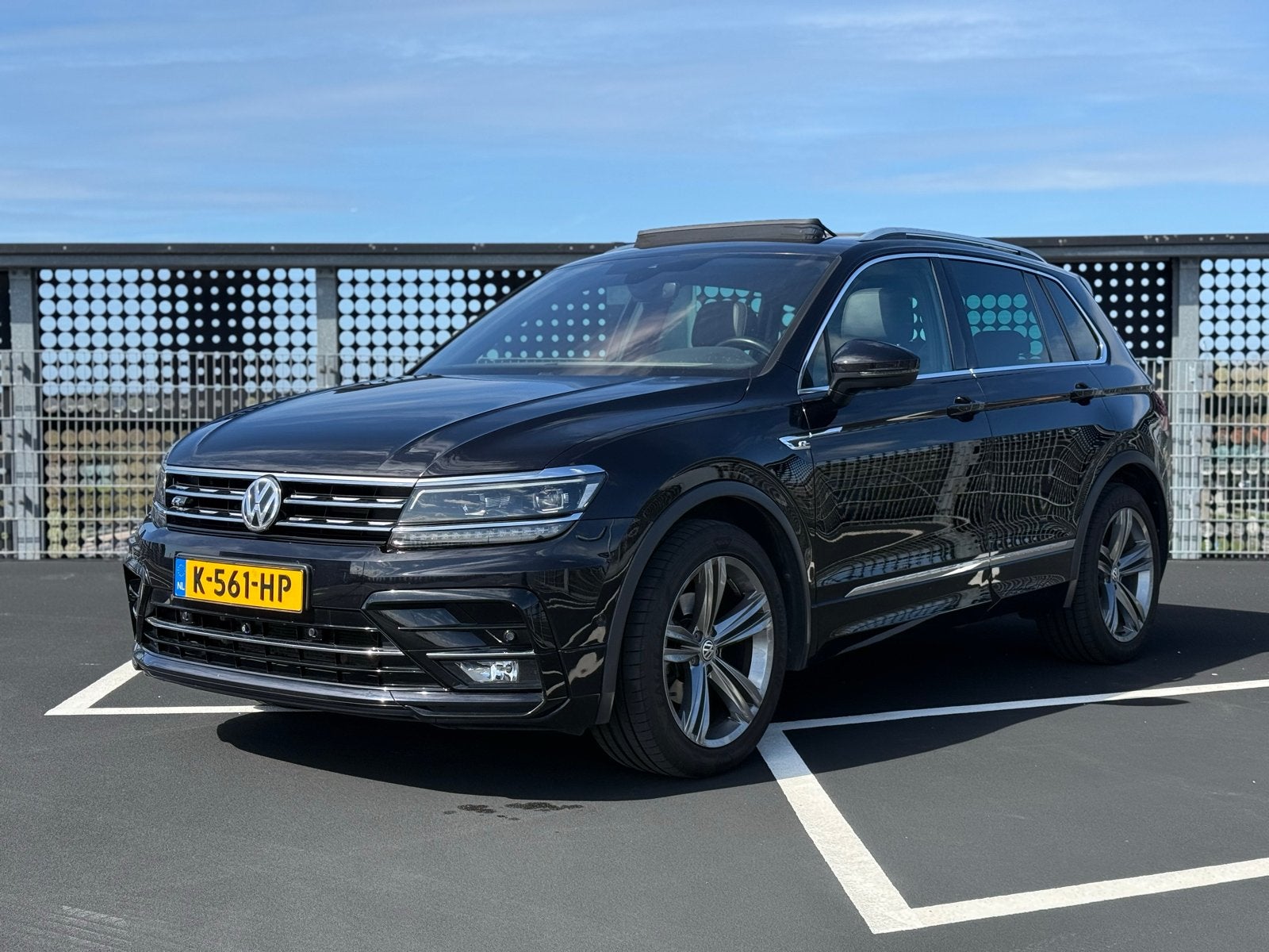 Volkswagen Tiguan 1.4 TSI 3x R-Line /150PK DSG 2017 Zwart, Auto's, 1800 kg, Zwart, 4 cilinders, Lichtsensor
