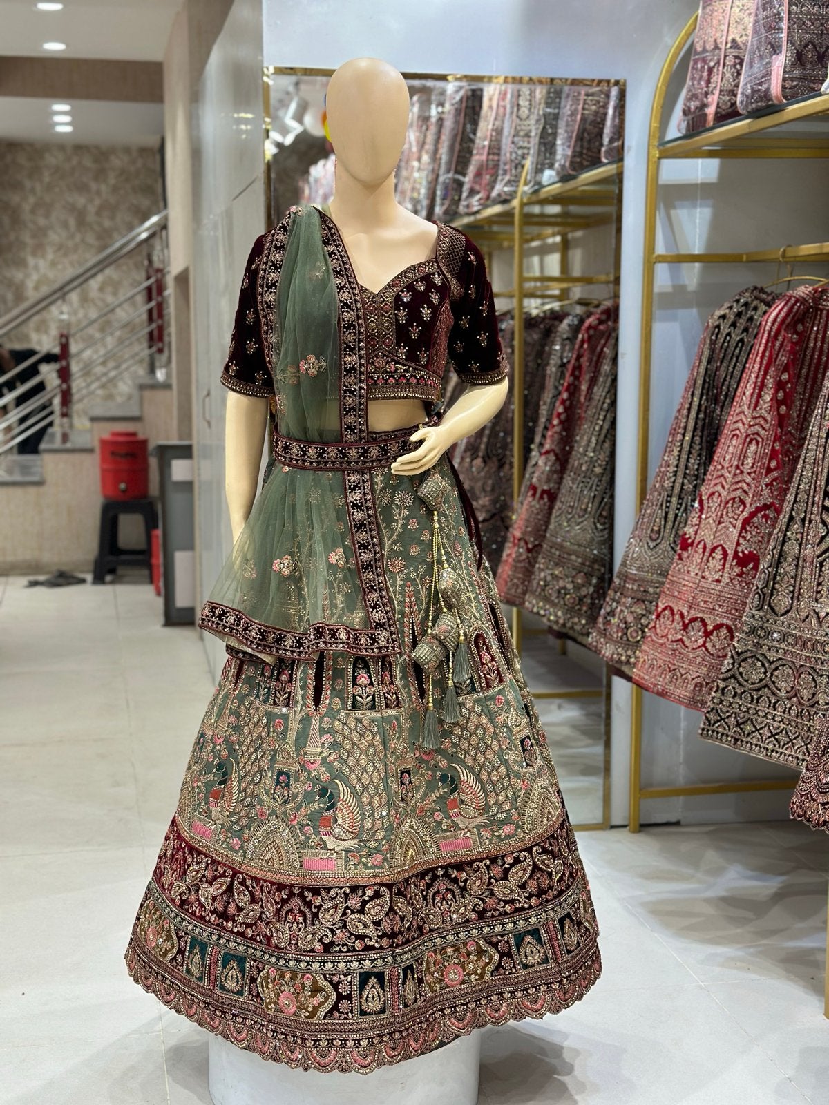 Prachtige Indiase Lehenga Choli - Groen en Bordeauxrood, Maat 38/40 (M), Galajurk, Nieuw, Ophalen of Verzenden