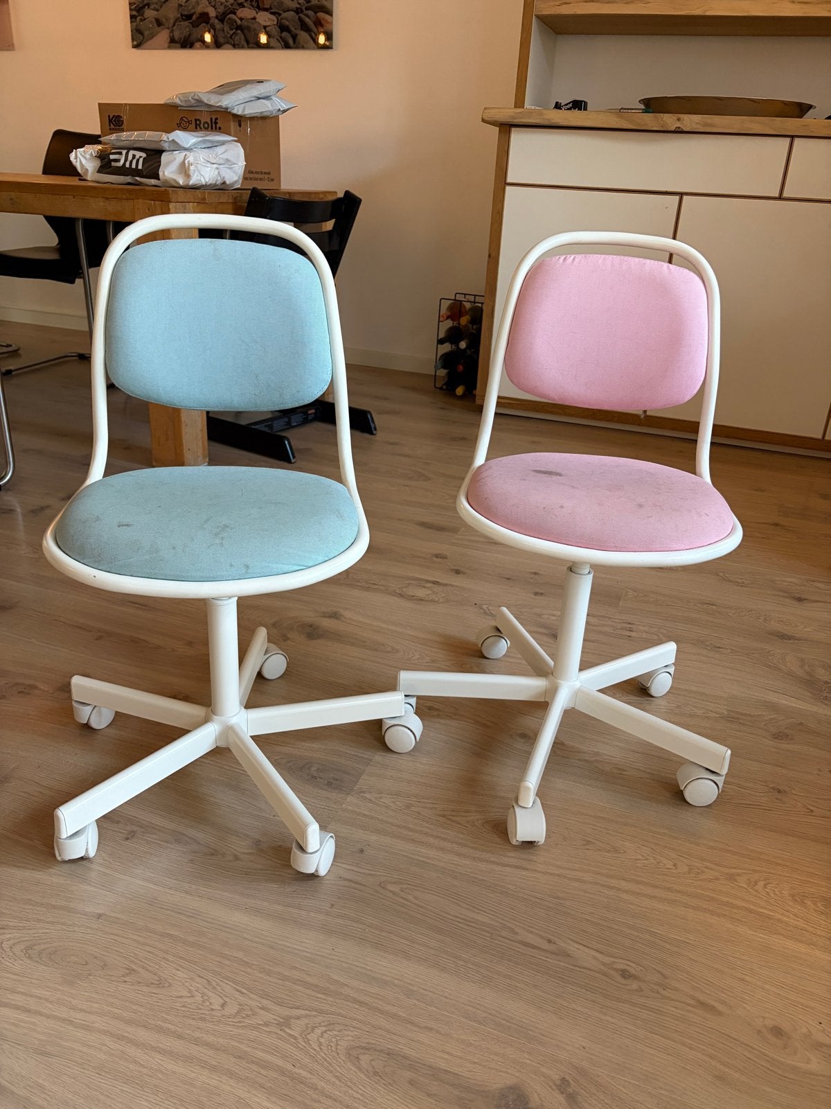 IKEA ÖRFJÄLL bureaustoelen - blauw en roze (2 stuks), Ophalen, Gebruikt, Overige kleuren, Bureaustoel