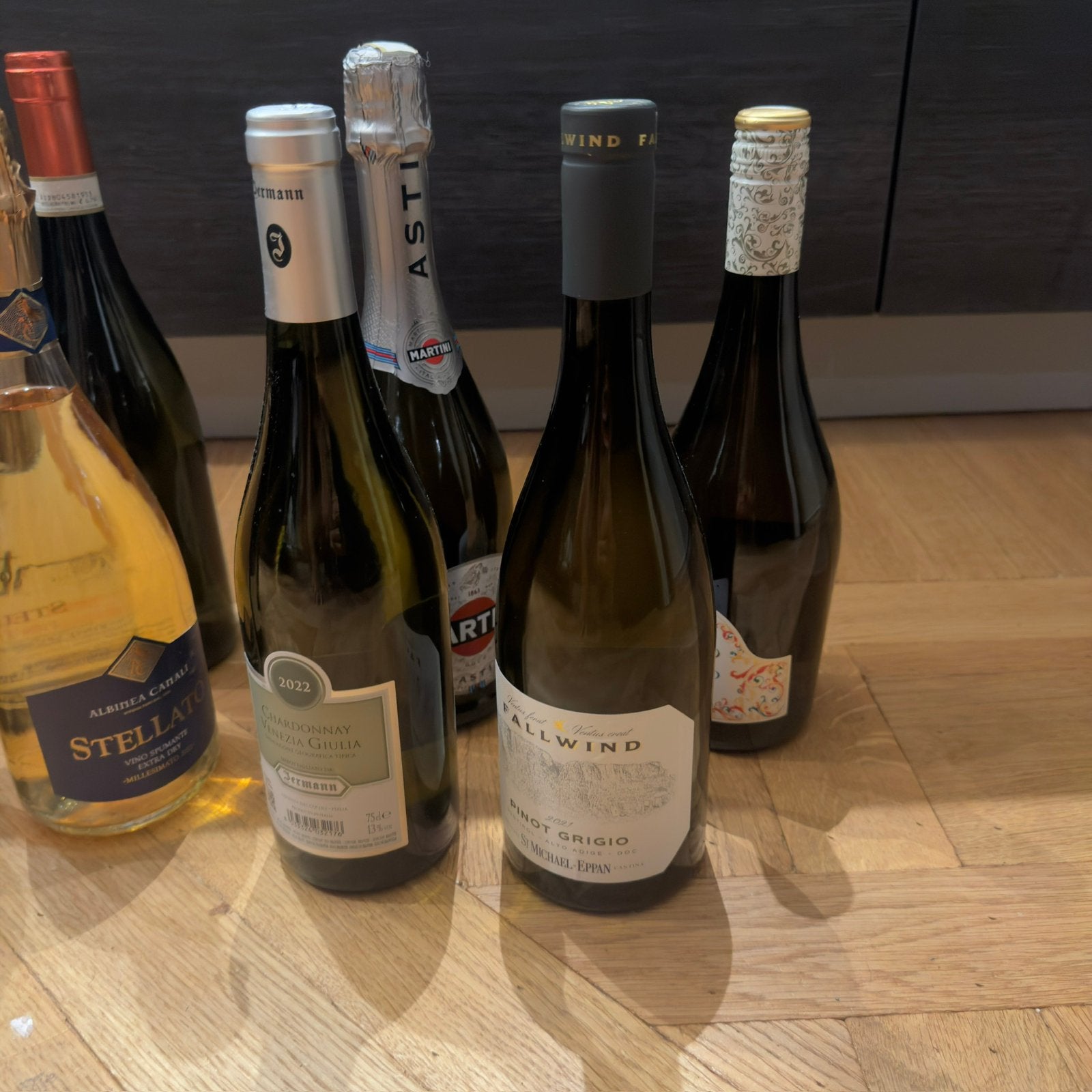 9 wijn flessen, Ophalen, Zo goed als nieuw, Overige gebieden, Overige typen