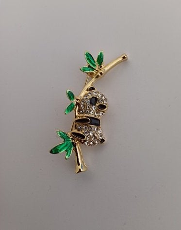 Goudkleurige broche tak met panda beertje, Ophalen of Verzenden, Nieuw, Groen, Overige materialen