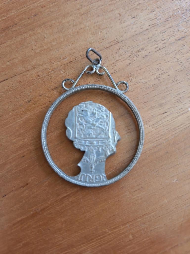 Vintage Zilveren Hanger met Koningin Wilhelmina, Gebruikt, Overige voorstellingen, Ophalen of Verzenden, Zilver