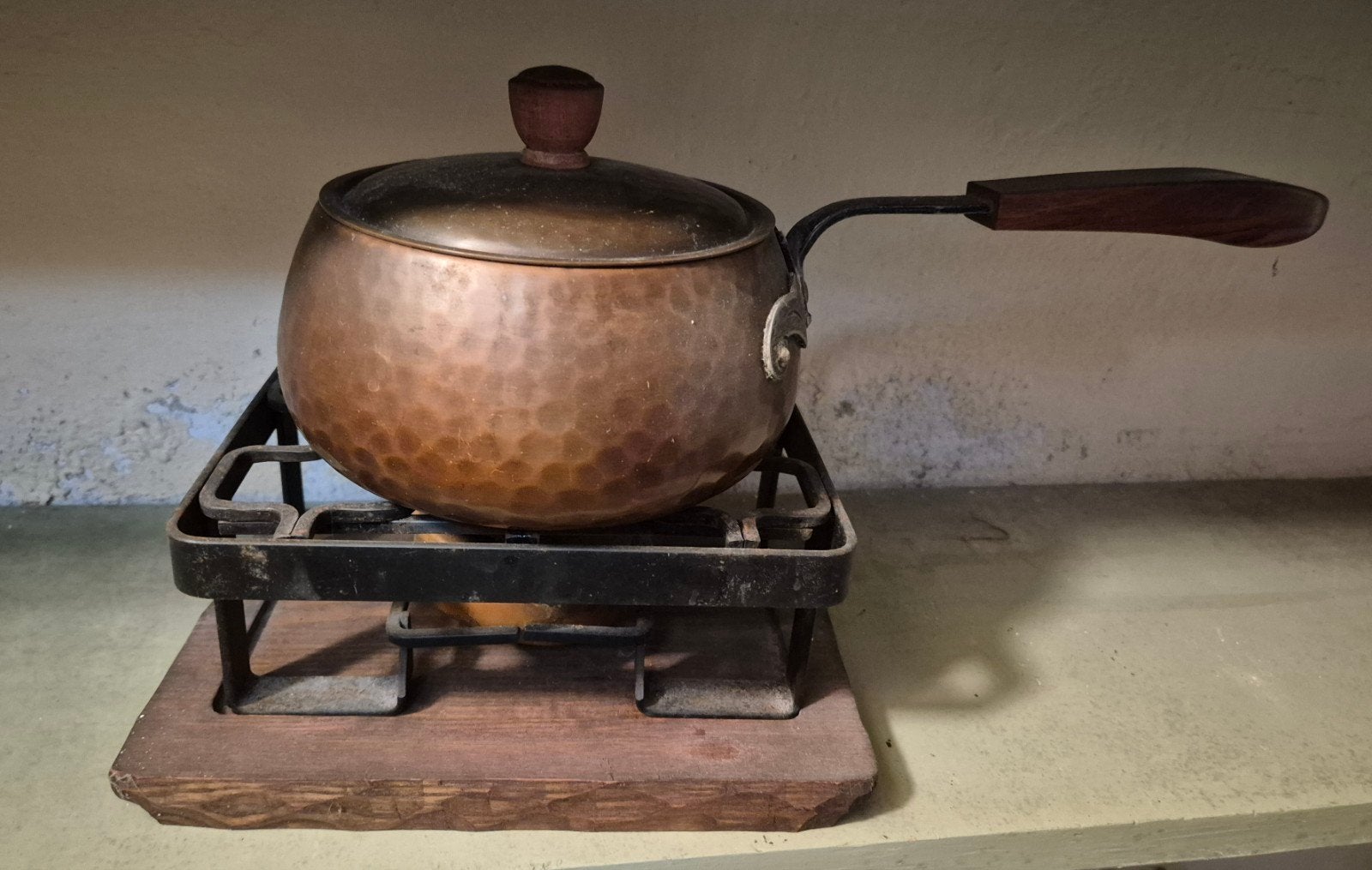 Koperen fonduepan met brander en houten onderstel, Ophalen, Overige typen, Met deksel, Koper