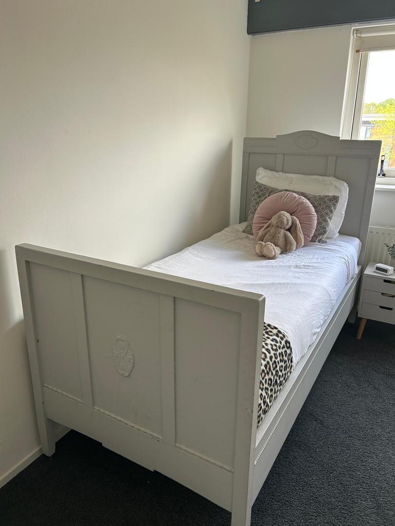 Meisjes bed - ledikant 90x200 - vintage bed - spiraalbodem, Huis en Inrichting, Slaapkamer | Bedden, Ophalen, Gebruikt, 90 cm
