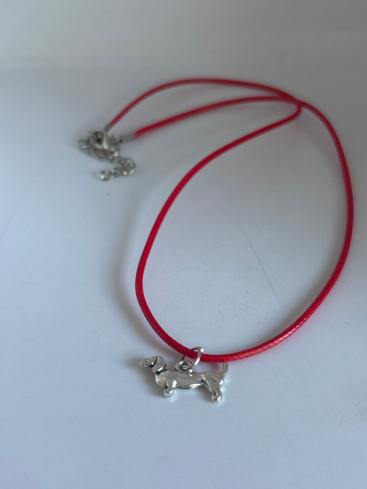 Nieuwe rode ketting met teckel hanger, Verzenden, Nieuw, Rood, Overige materialen