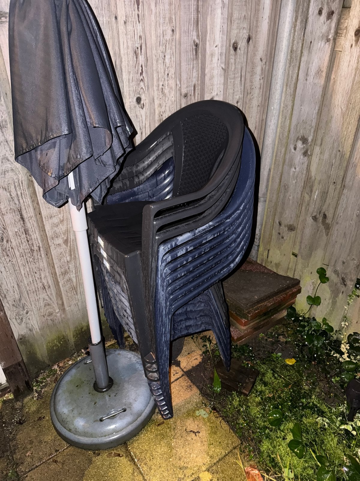 10 kunststof tuinstoelen (7x blauw, 3x zwart), Ophalen, Gebruikt, Kunststof