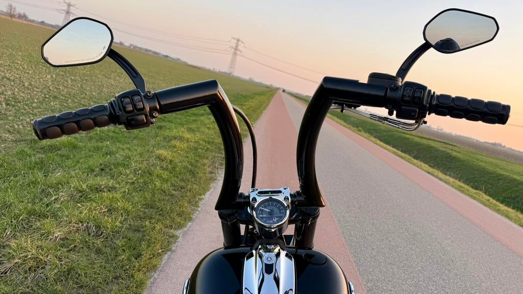Foto 10 van BREAKOUT CUSTOM, VANCE & HINES, 2014, LED, 14” Fat stuur