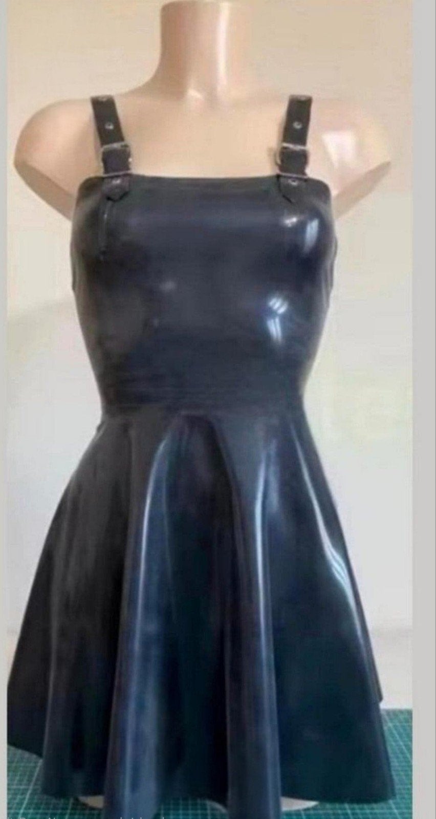 Mooie latex jurk met bijzondere straps, tm 2XL
100% latex
Ma, Verzenden, Nieuw, Zwart, Boven de knie