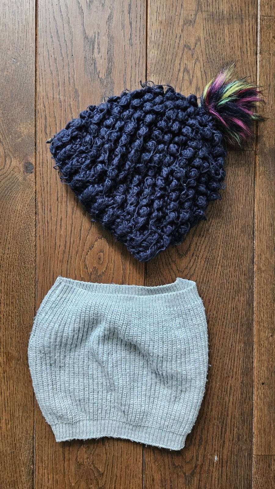 Donkerblauwe gebreide muts met pompon en grijze sjaal, Kinderen en Baby's, Gebruikt, Meisje, Ophalen of Verzenden, 122 t/m 128