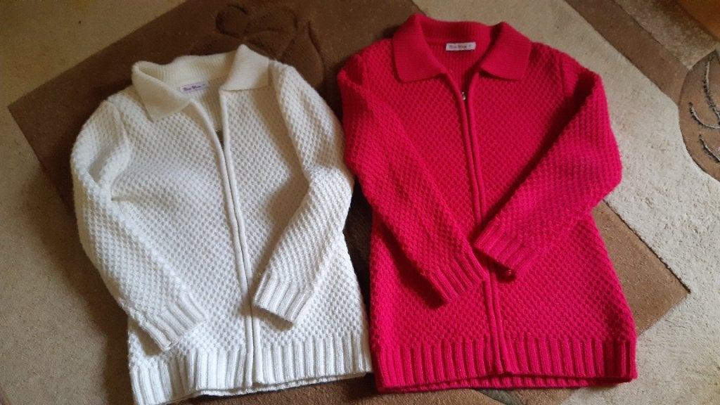 2 vesten, wit en rood, maat 134/140 en 140/146, Kinderen en Baby's, Kinderkleding | Maat 134, Gebruikt, Meisje, Trui of Vest, Ophalen of Verzenden