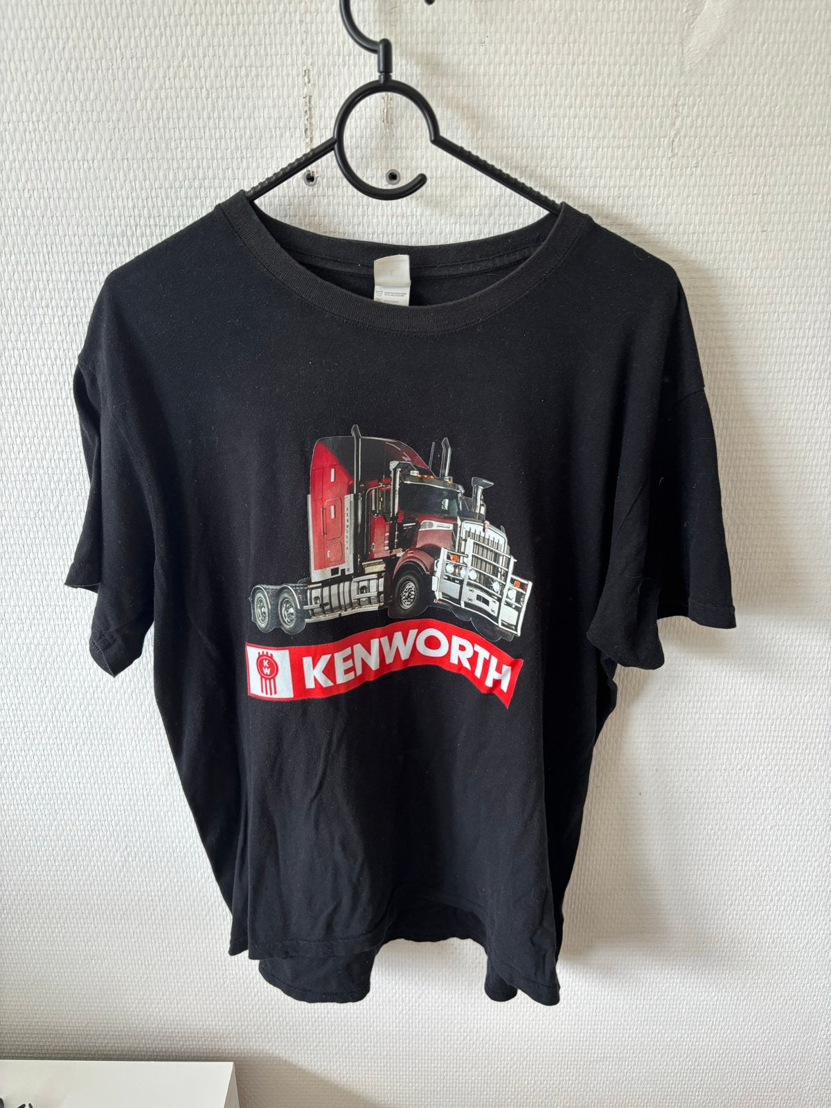 Zwart Kenworth T-shirt met truck print - Maat L, Ophalen of Verzenden, Zo goed als nieuw, Maat 52/54 (L), Zwart