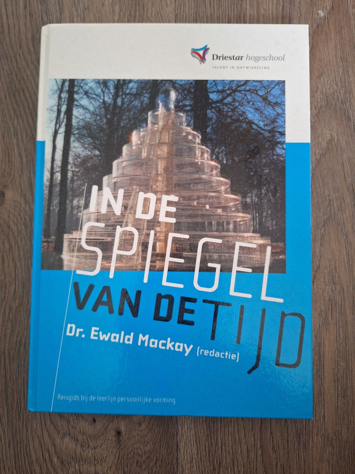 In de Spiegel van de Tijd - Dr. Ewald Mackay (redactie), Ophalen of Verzenden, Zo goed als nieuw, Dr. Ewald Mackay (redactie)