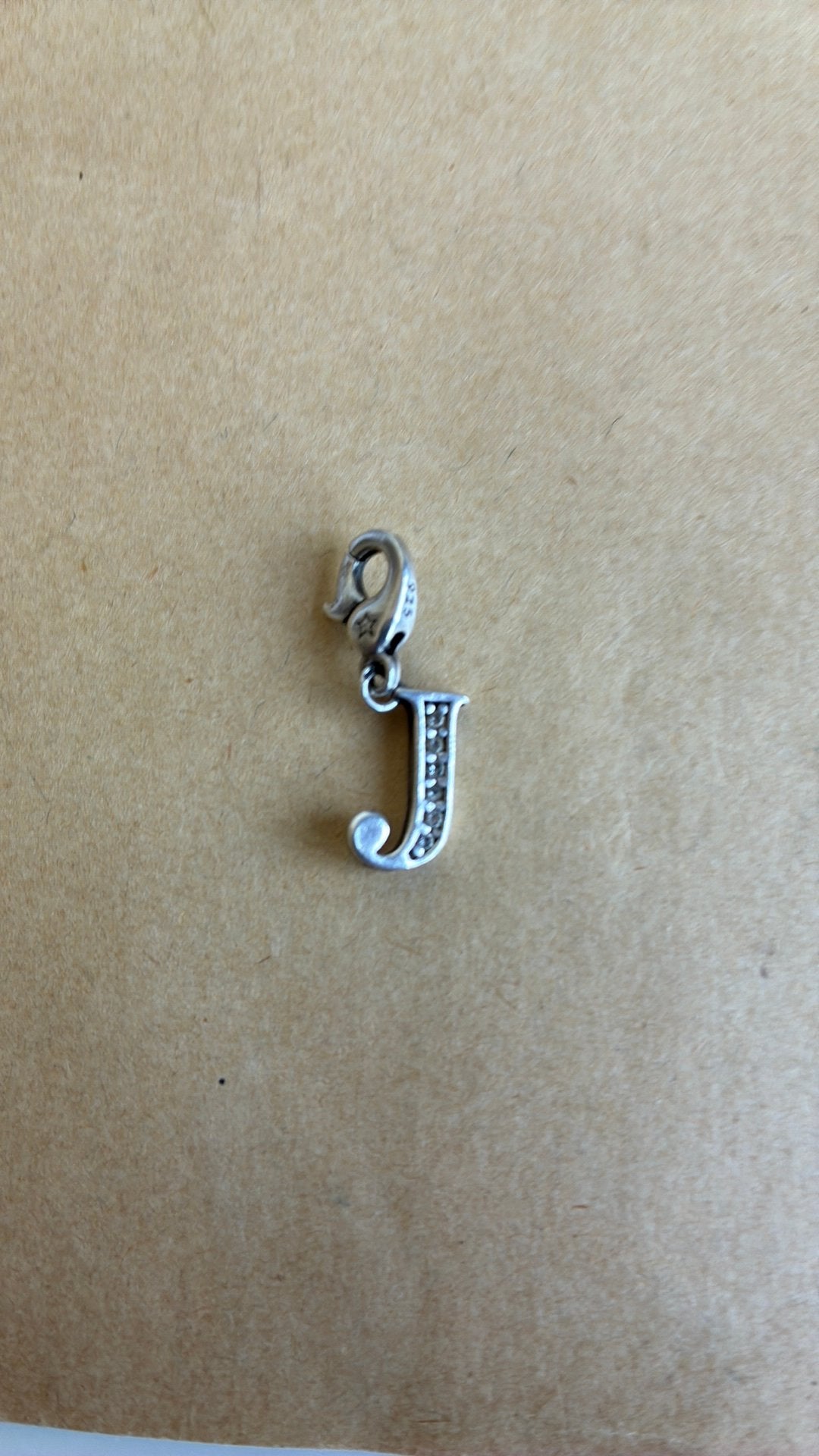 925 sterling zilver bedel letter J met strass, Overige merken, Gebruikt, Ophalen of Verzenden, 1 bedel