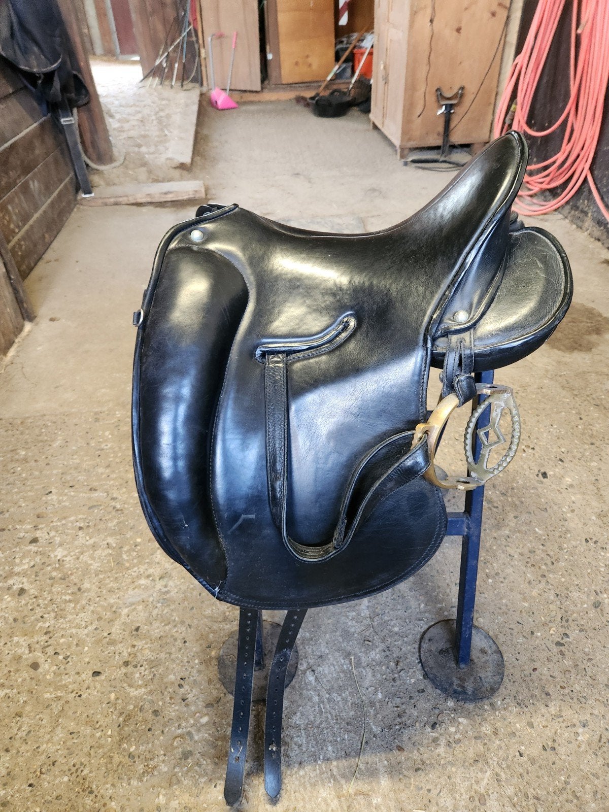 Signum 17 inch barok zadel zwart type omega, Ophalen of Verzenden, Zo goed als nieuw, Dressuur
