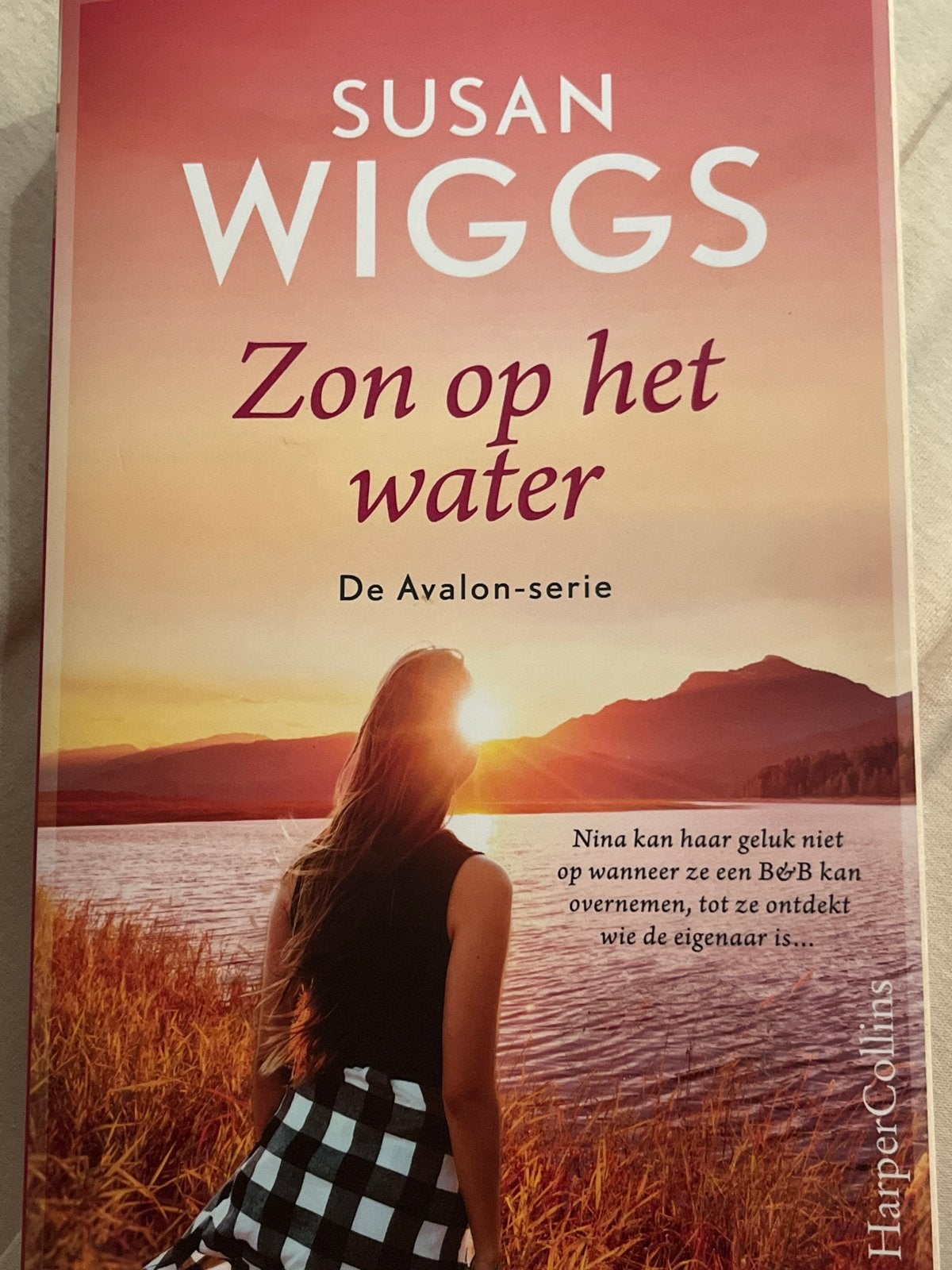 Zon op het water - Susan Wiggs (De Avalon-serie), Ophalen of Verzenden, Gelezen, Nederland