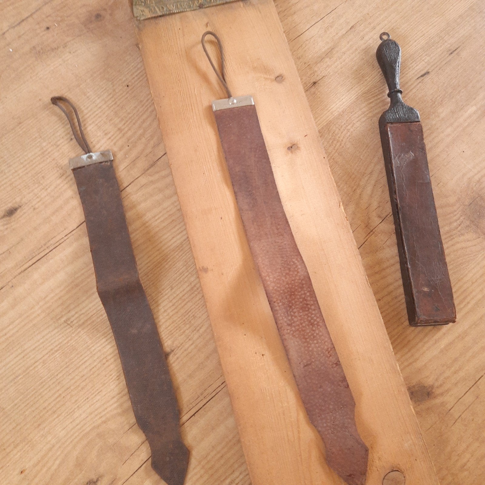 Antiek Gereedschap voor het Slijpen van Scheermessen, Verzenden