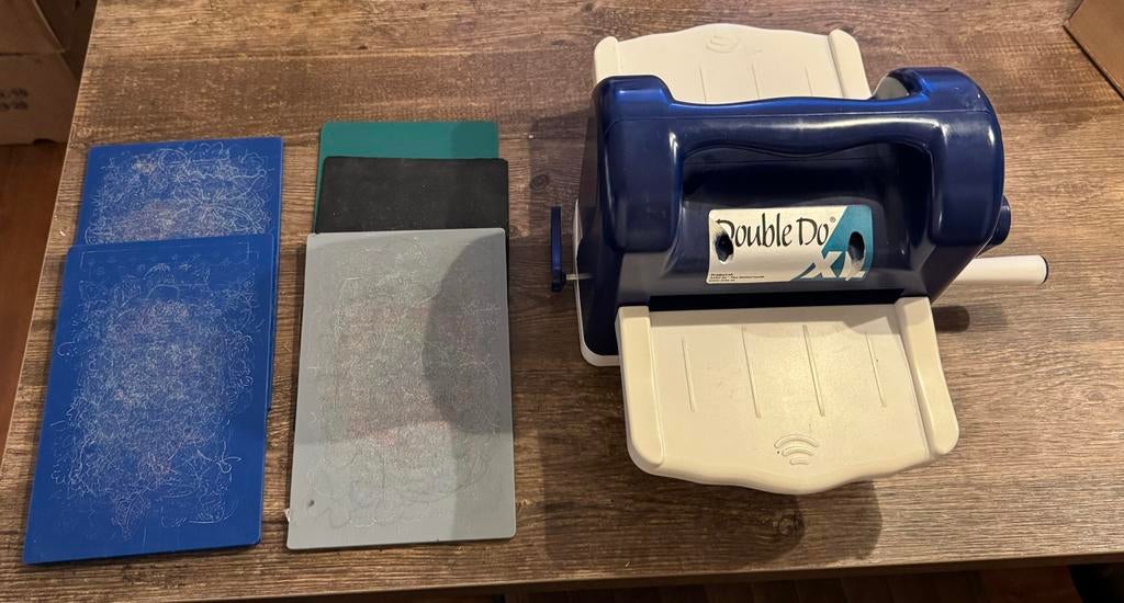 Double Do XL snij- en embossingmachine met platen, Geschikt voor snijden, Gebruikt, Meerkleurig, Ophalen of Verzenden