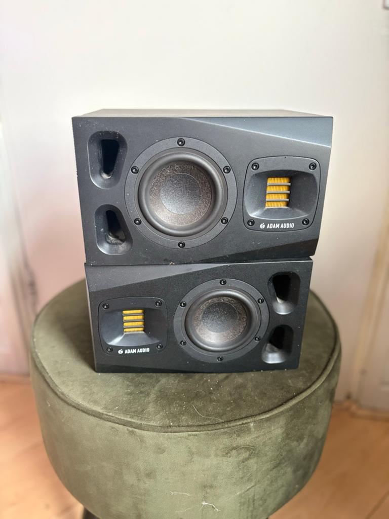 2x Adam Audio A4V studiomonitoren met standaarden en dozen, Zo goed als nieuw, 60 tot 120 watt, Front, Rear of Stereo speakers