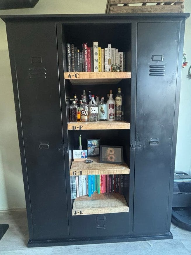 Stoere zwarte locker kast met houten planken, Ophalen, Gebruikt