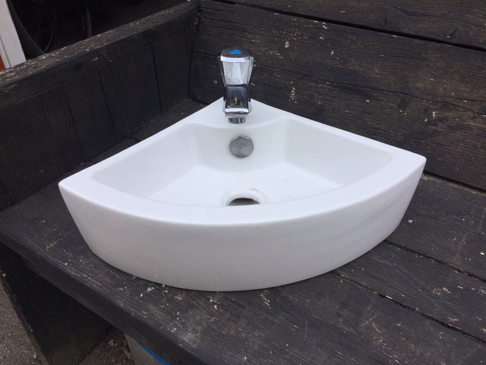 Hoek fontein van keramiek., Huis en Inrichting, Badkamer | Badkamermeubels, Ophalen, 50 tot 100 cm, Zo goed als nieuw, Minder dan 100 cm