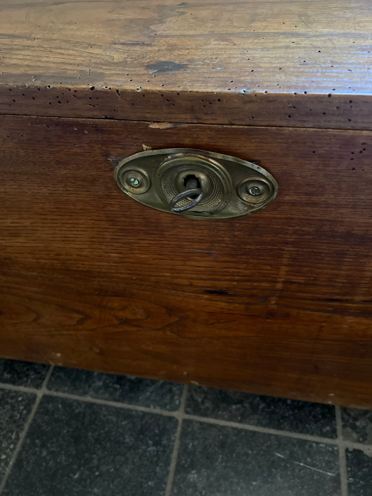 Antieke houten kist met metalen beslag, Ophalen