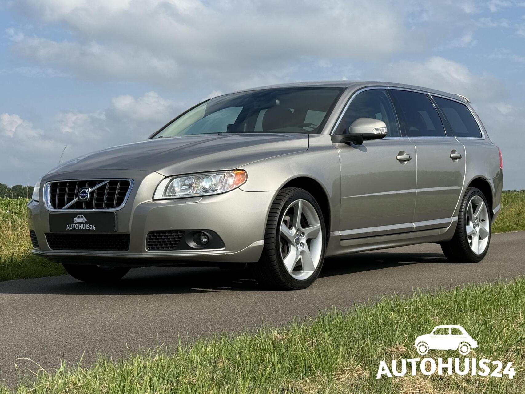 Volvo V70 3.2 Summum TREKHAAK|FOUR-C|XENON|KEYLESS| NL-AUTO, Auto's, Volvo, 238 pk, Met garantie (alle), 93 €/maand, 6 cilinders