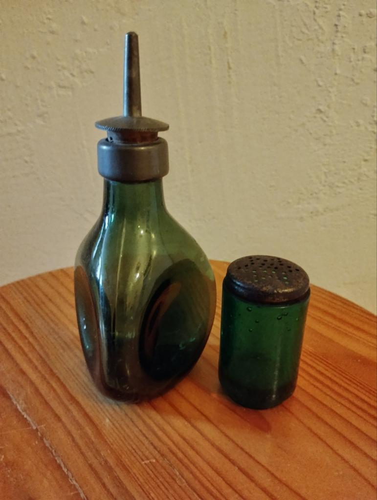 Antiek groen flesje met Tin en een groen peper strooier, Ophalen of Verzenden