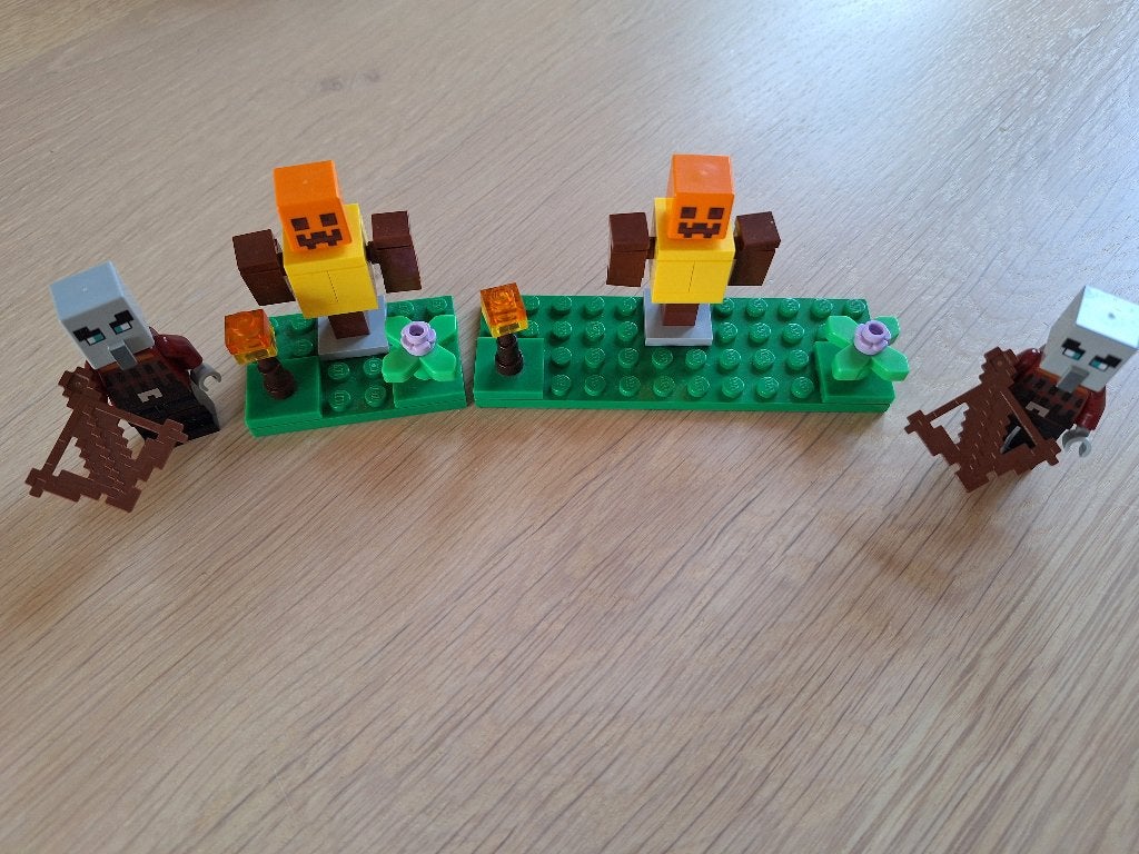 * Lego Minicraft: 2 x 662306 Pillager with Training Dummy *, Ophalen of Verzenden, Zo goed als nieuw, Duplo, Losse stenen
