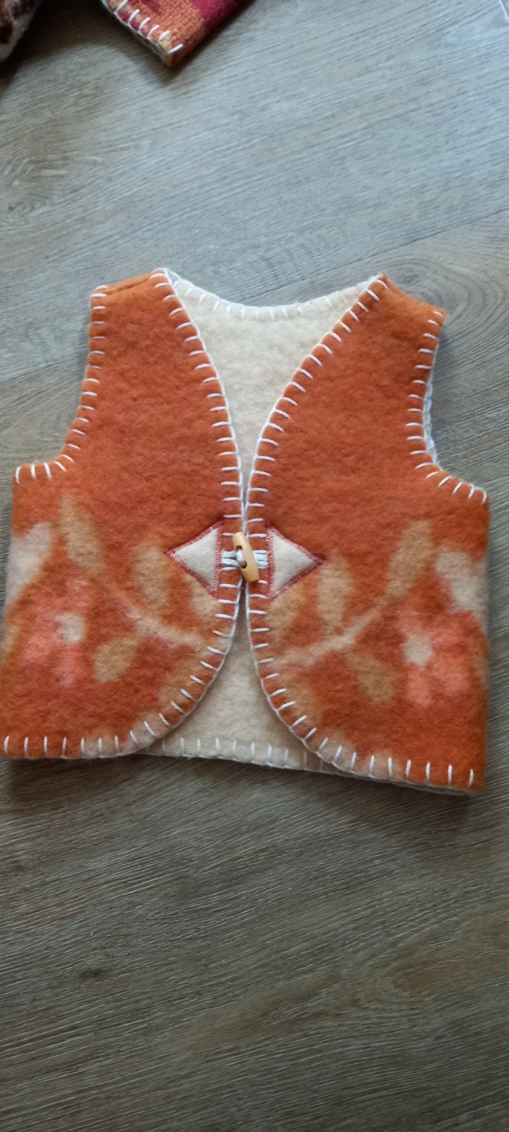 Handgemaakte wollen bodywarmer maat 80, Kinderen en Baby's, Ophalen of Verzenden, Nieuw, Handgemaakt, Jongetje of Meisje
