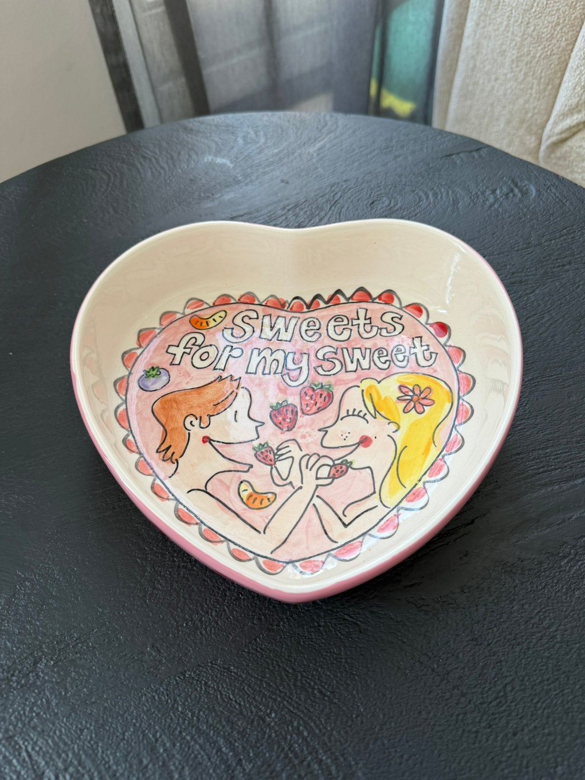 Blond Amsterdam hartvormige schaal - Sweets for my sweet, Ophalen of Verzenden, Zo goed als nieuw, Aardewerk, Schaal of Schalen