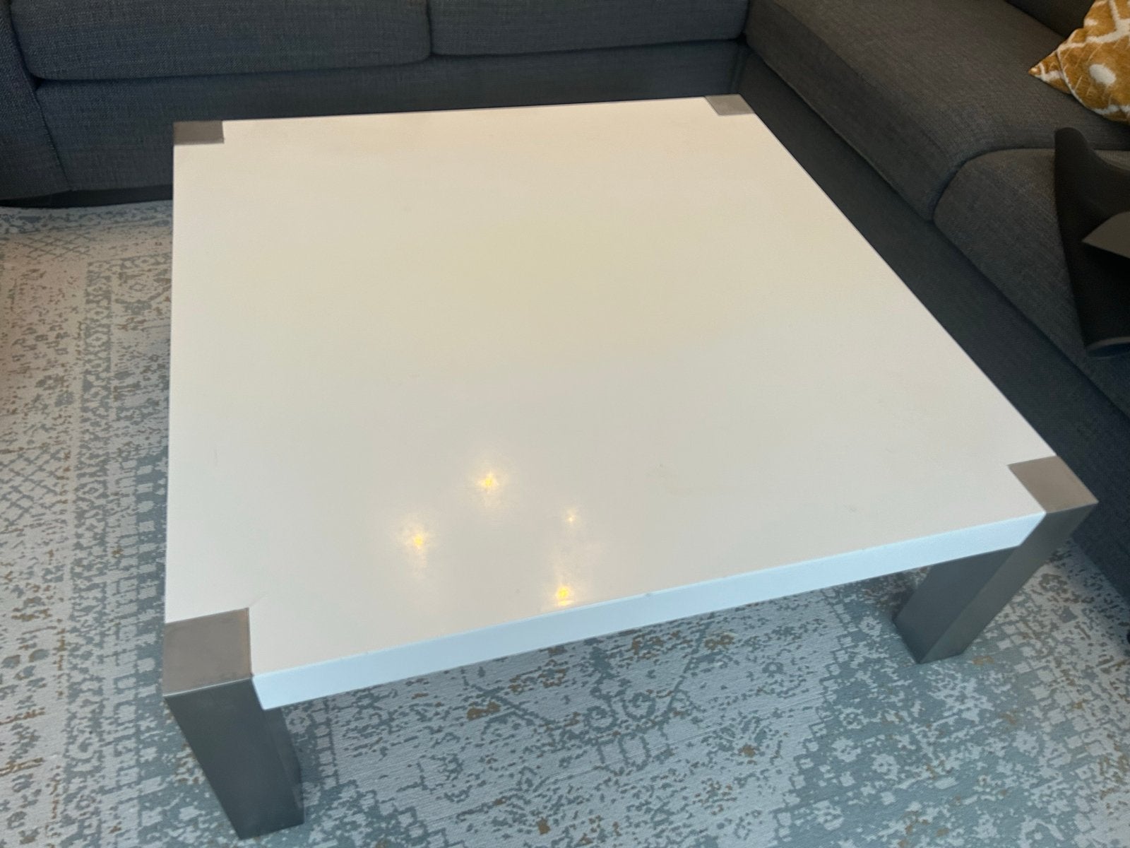 Witte salontafel met metalen poten, Huis en Inrichting, Tafels | Salontafels, Gebruikt, Vierkant, Metaal, 5 – 50
