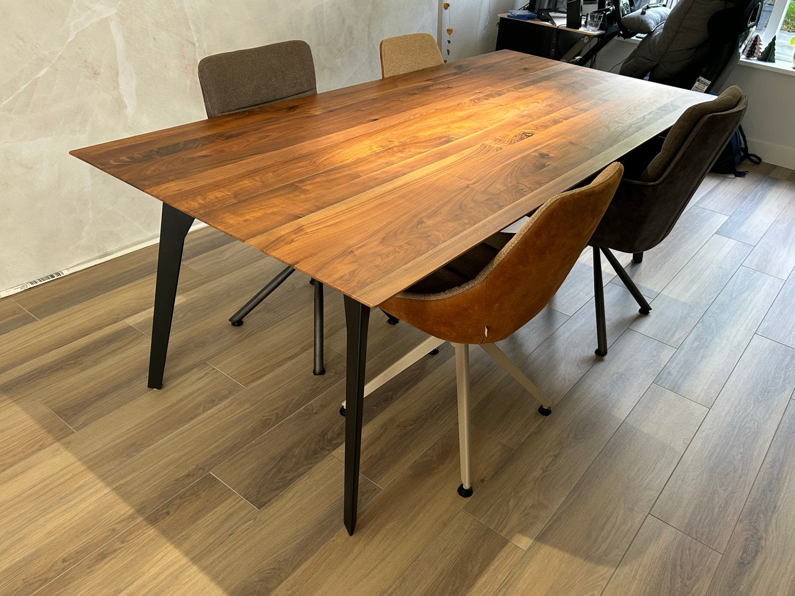 Bert Plantagie Eettafel Noten Hout Zwarte Poten Nieuwstaat, 100 tot 150 cm, 200 cm of meer, Ophalen of Verzenden, Zo goed als nieuw