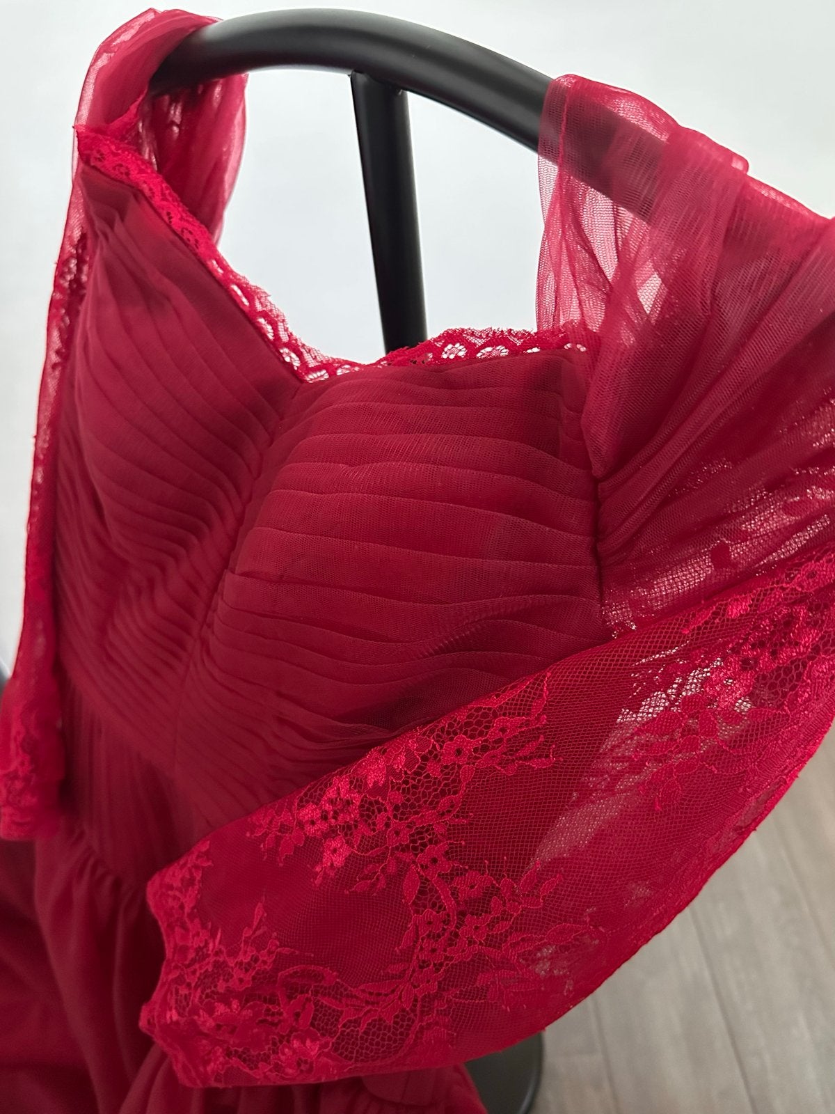 Prachtige rode avondjurk met kanten mouwen, Kleding | Dames, Gelegenheidskleding, Maat 38/40 (M), Galajurk, Nieuw, Ophalen of Verzenden