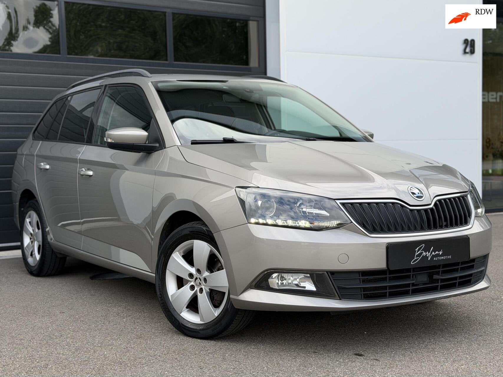 Skoda Fabia Combi 1.2 TSI Style AUTOMAAT|Trekhaak|Parksensor, Auto's, Stof, Gebruikt, 4 cilinders, Verwarmde buitenspiegels