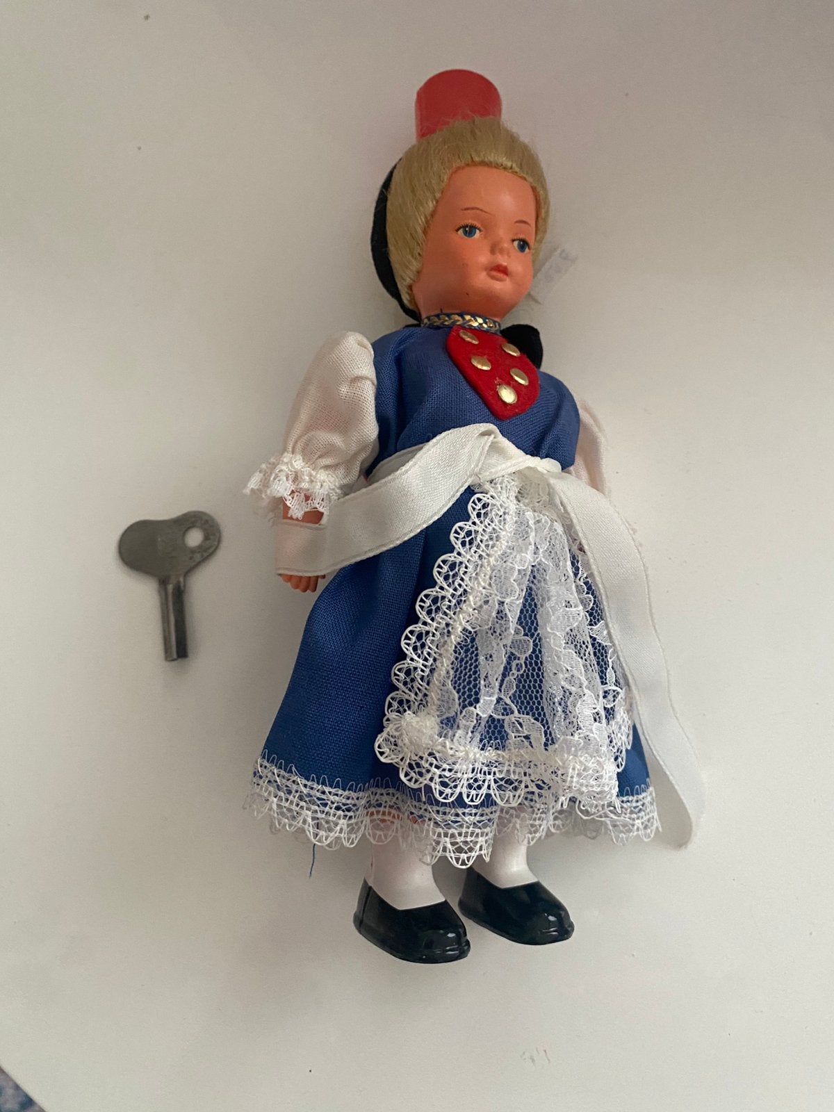 Opwind klederdracht poppetje., Antiek en Kunst, Antiek | Speelgoed, Ophalen of Verzenden