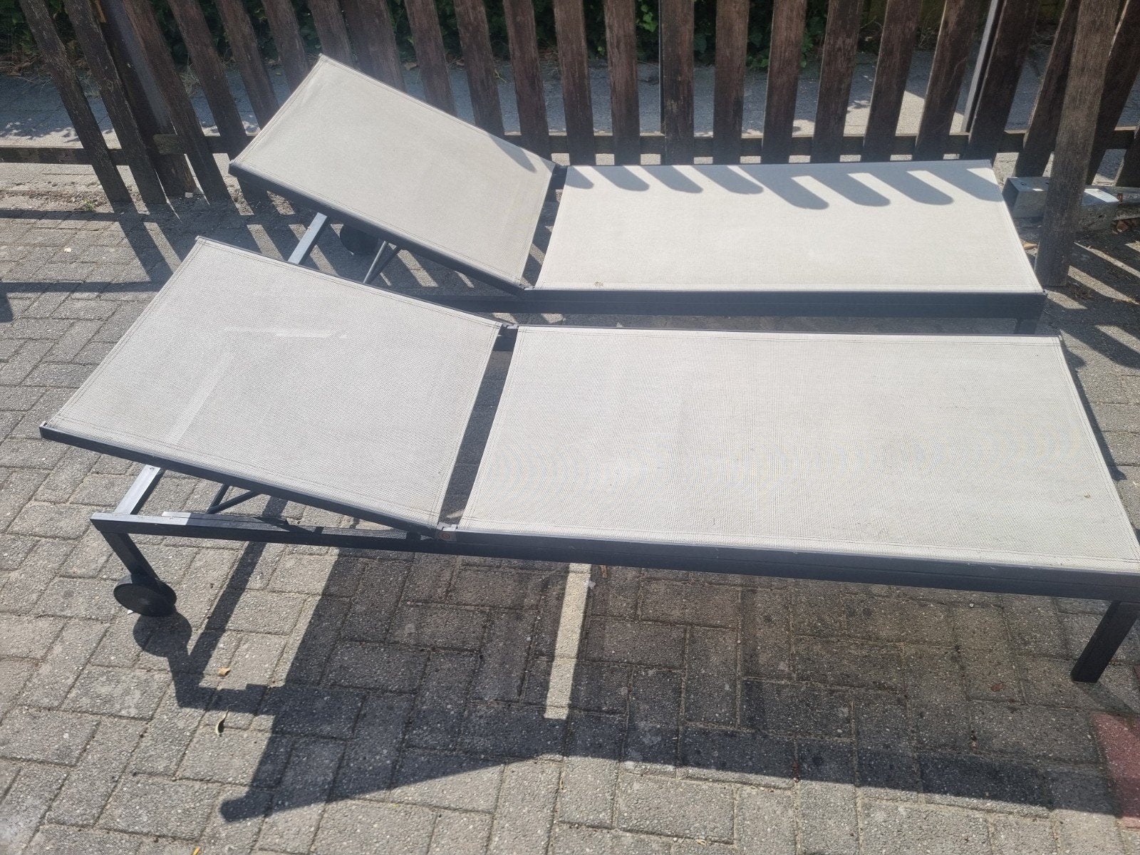 2x Strandstoelen / Ligbedjes - Verrijdbaar - Met ligkussens, Ophalen, Gebruikt, Textileen, Verstelbaar