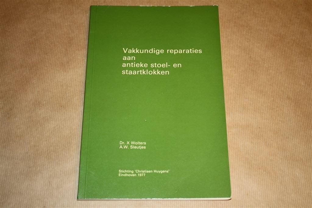 Boek - Vakkundige reparaties antieke stoel- en staartklokken, Antiek en Kunst, Antiek | Klokken, Ophalen of Verzenden