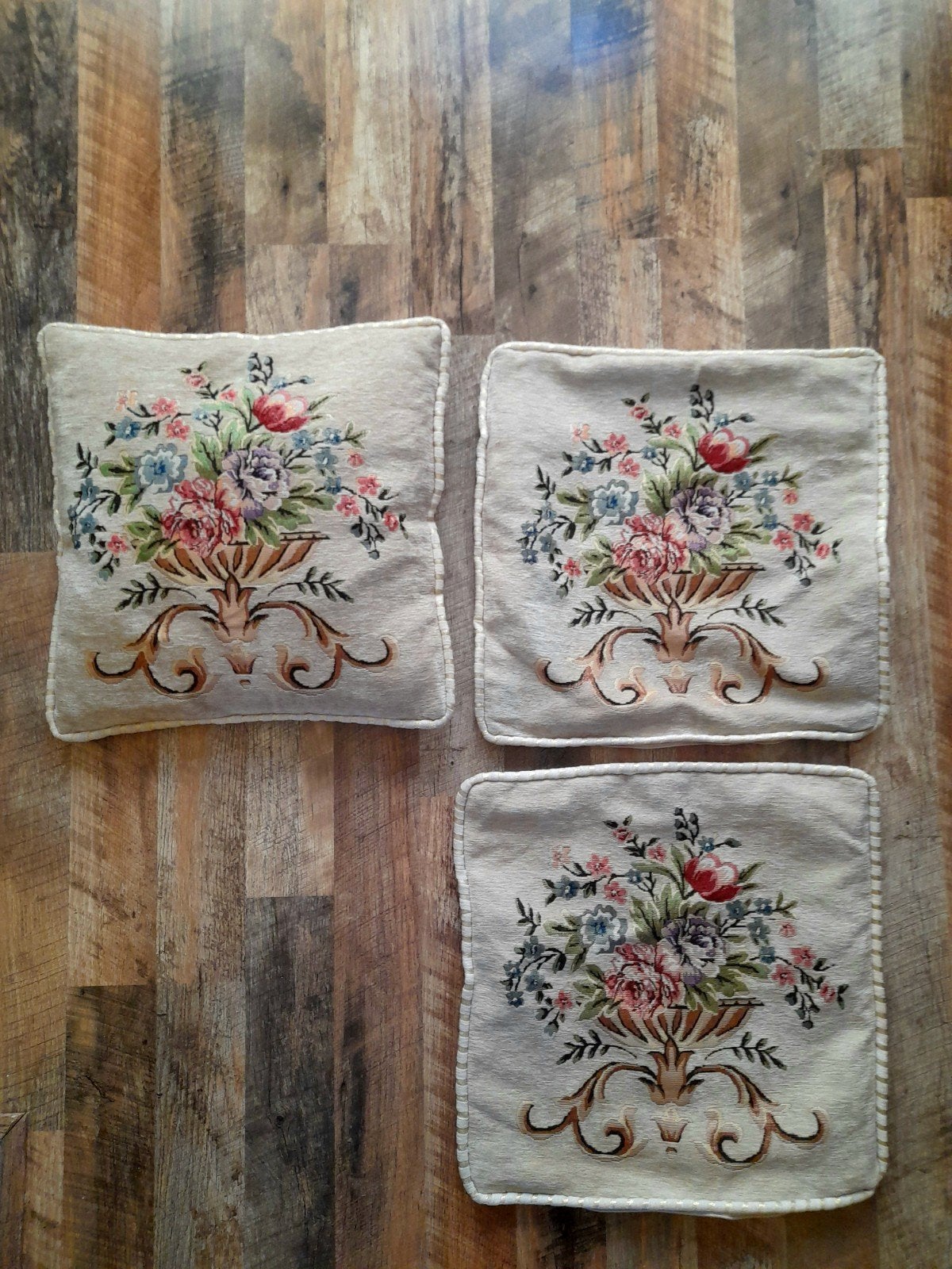 Set van 3 geborduurde kussens  hoezen met bloemmotief, Ophalen of Verzenden, Gebruikt, Beige, Vierkant