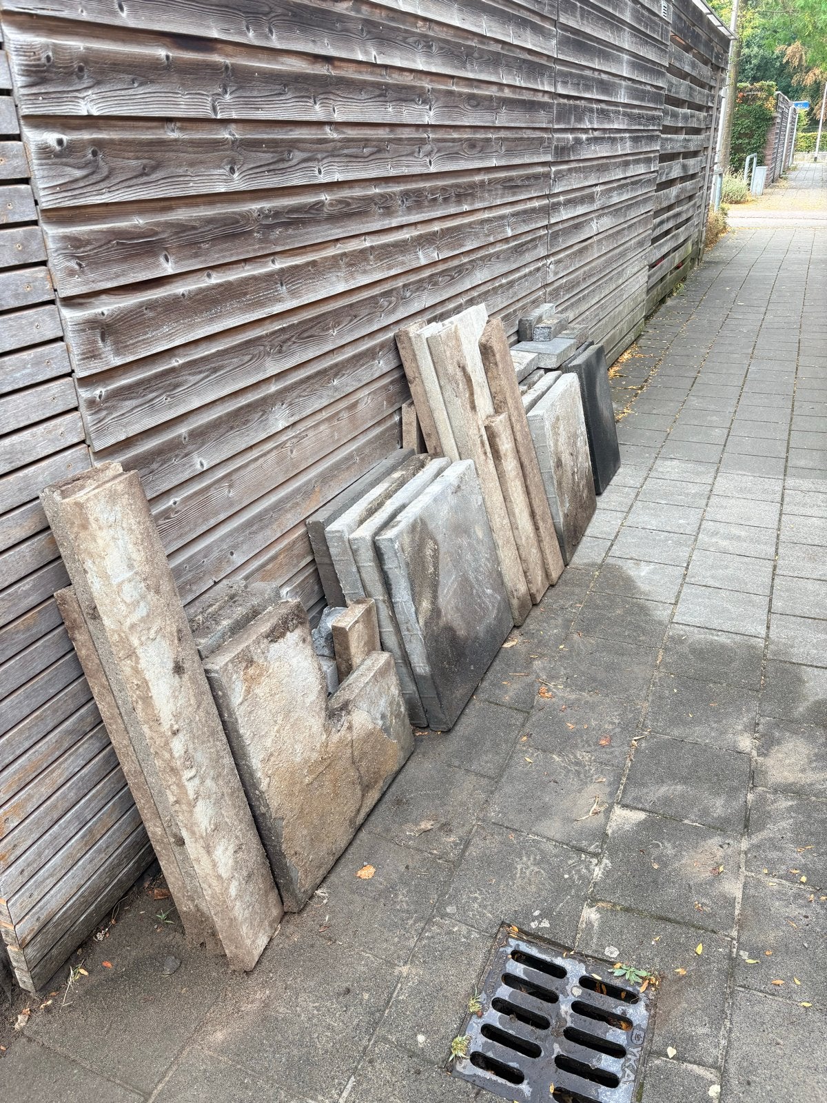 Gratis Restpartij betontegels en opsluitbandjes, Ophalen, Gebruikt, Minder dan 5 m², Beton
