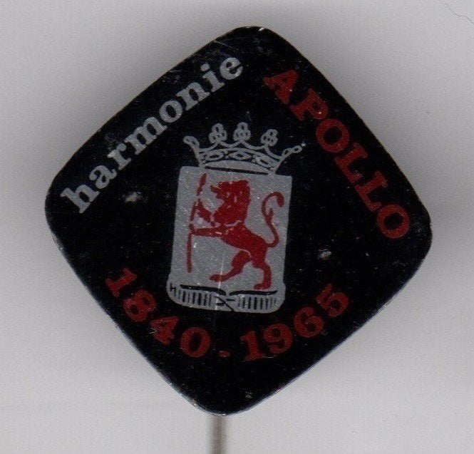 Speldje HARMONIE APOLLO 1840-1965 WAPEN GEERTRUIDENBERG (A9), Verzamelen, Ophalen of Verzenden, Gebruikt, Overige onderwerpen