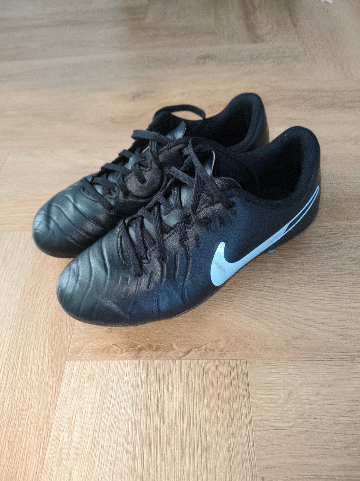 Football shoes (size 35.5) + Shin guards, Sport en Fitness, Ophalen, Maat XS of kleiner, Schoenen, Zo goed als nieuw