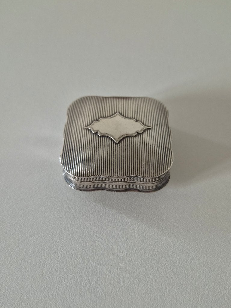 Zilveren pepermuntdoosje / pillendoosje 1880, Ophalen of Verzenden, Zilver
