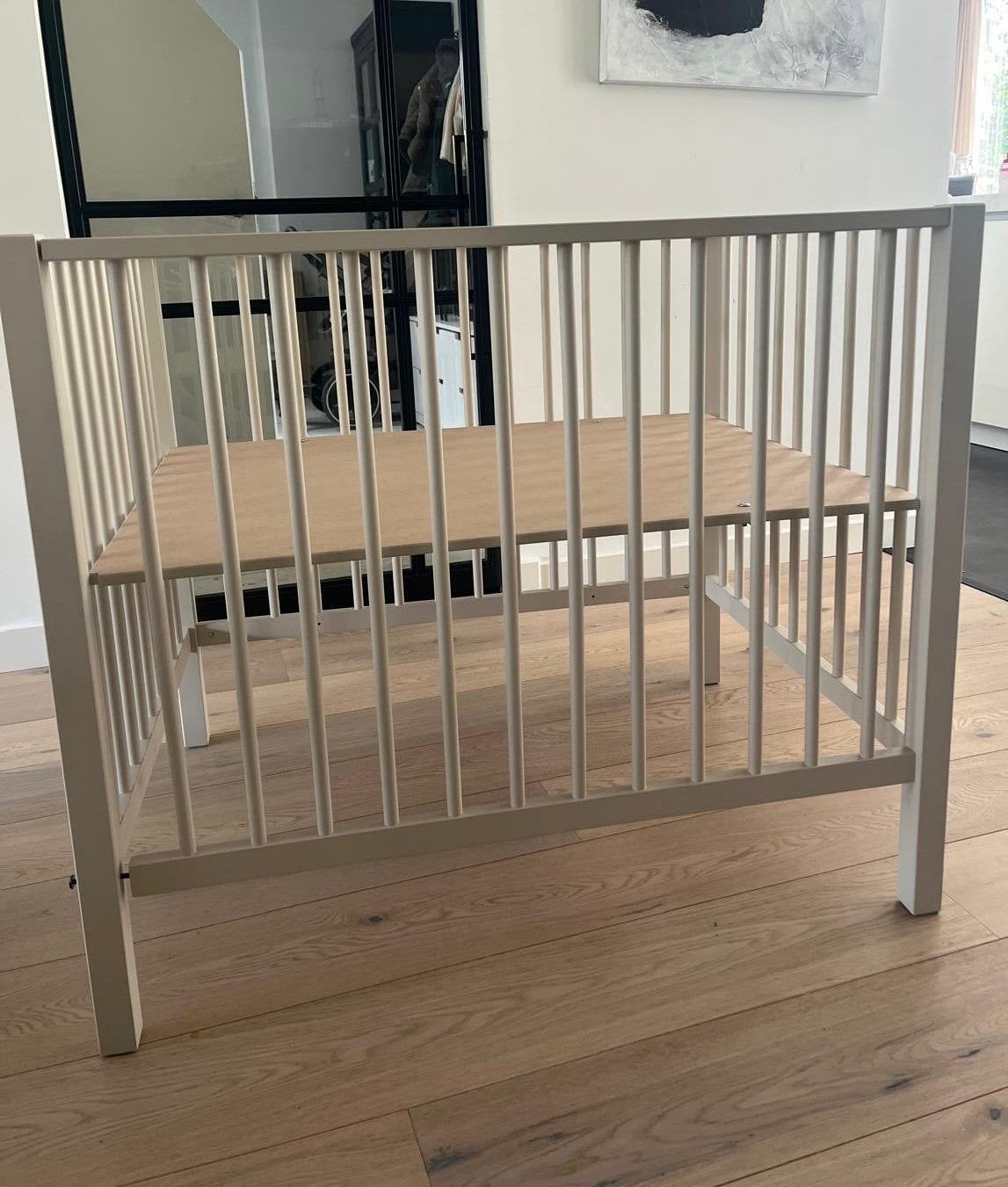 Wit houten ledikantje voor baby of peuter, Ophalen, Gebruikt, Ledikant